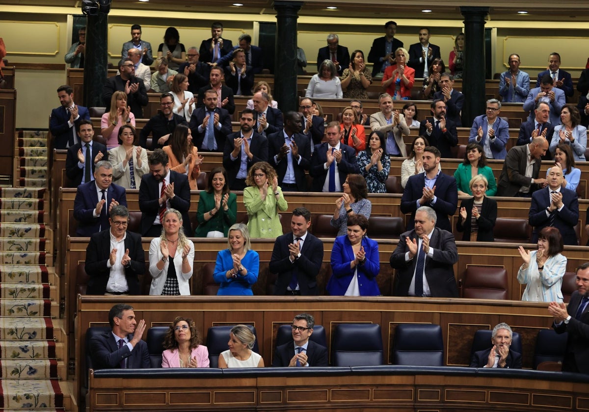 El presidente del Gobierno, Pedro Sánchez, recibido con aplausos de la bancada socialista a su entrada al hemiciclo, justo antes de empezar las votaciones