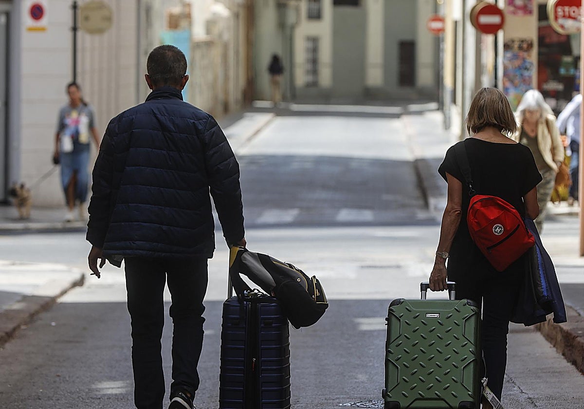 Varios turistas recorren la ciudad de Valencia
