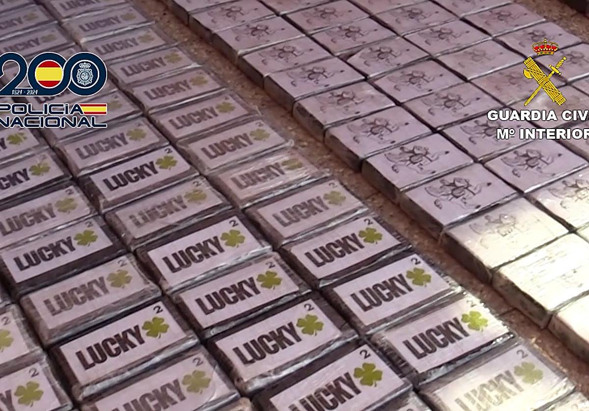 Droga incautada entre ropa sucia en el el aeropuerto de Adolfo Suarez-Madrid Barajas