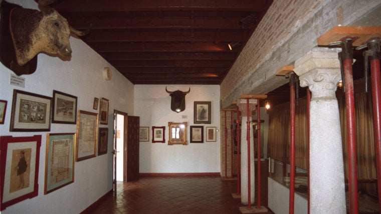 Una de las salas del Museo Taurino, con la galería apuntalada, en 2001