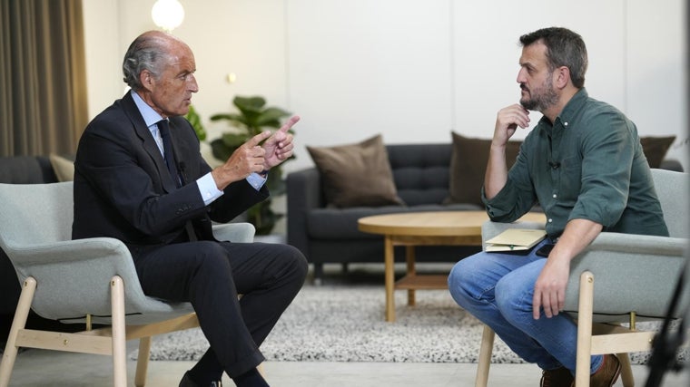 Francisco Camps y Juan Fernández-Miranda en la casa de ABC