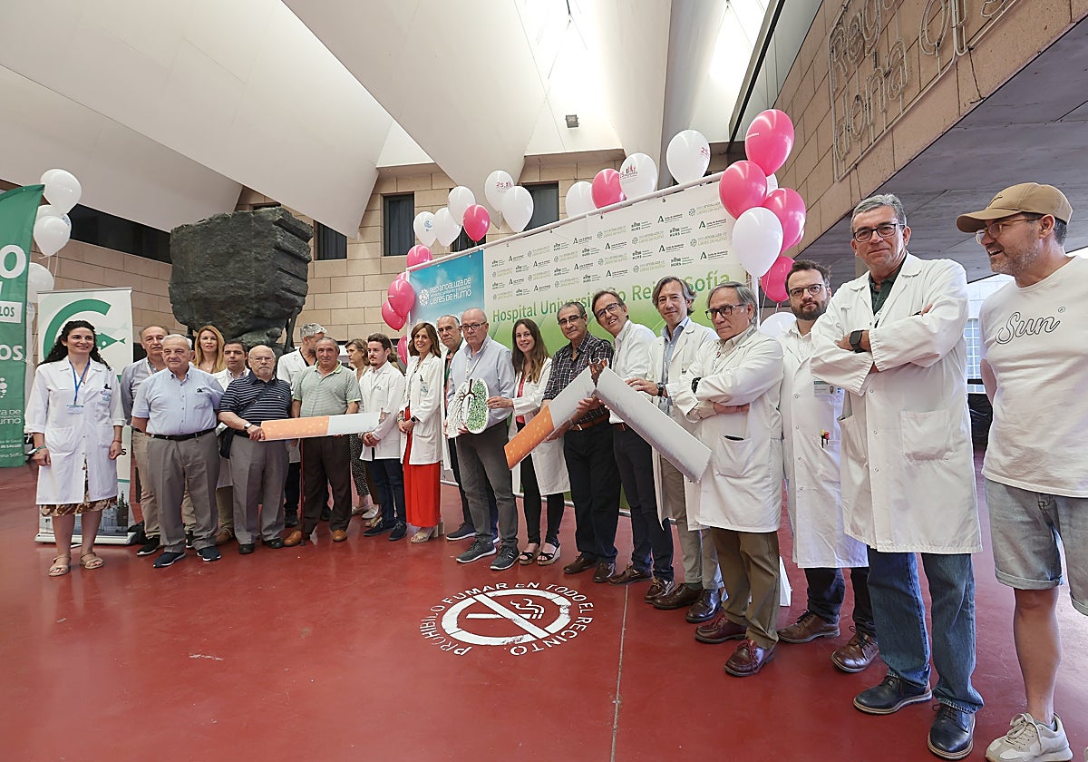 Profesionales médicos esta mañana en el Hospital Reina Sofía