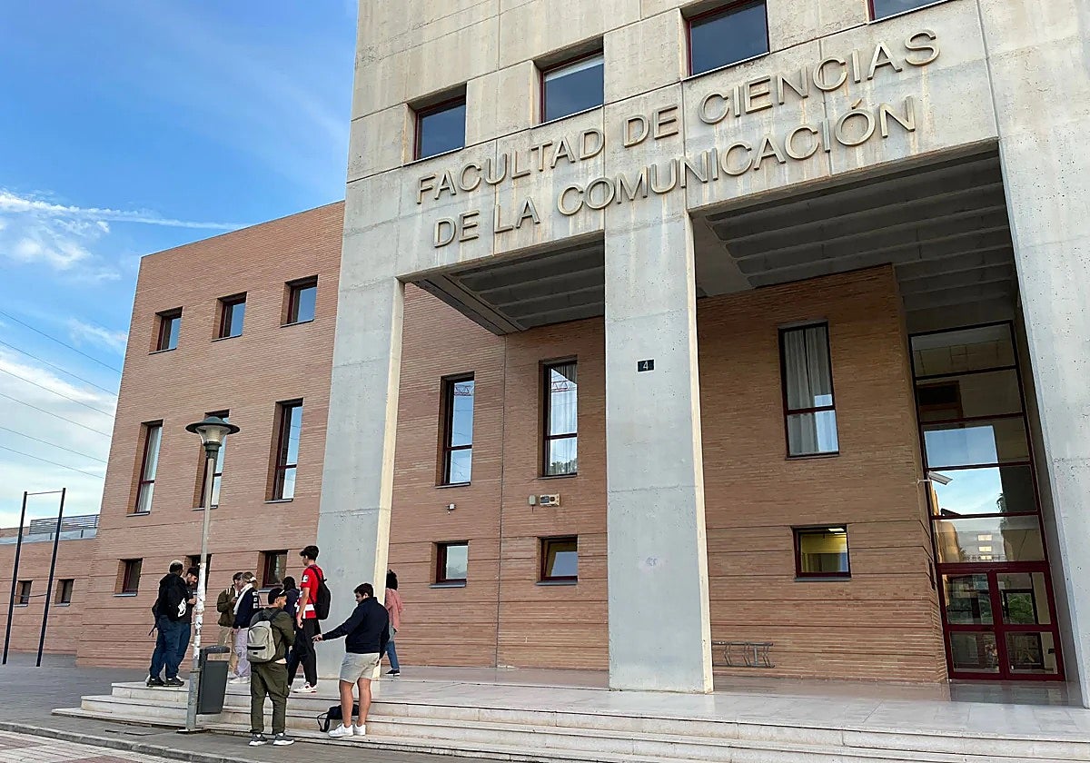 Entrada de la Facultad de Ciencias de la Comunicación