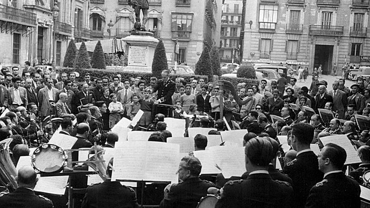 Concierto en homenaje a Cervantes en la plaza de la Villa en 1959