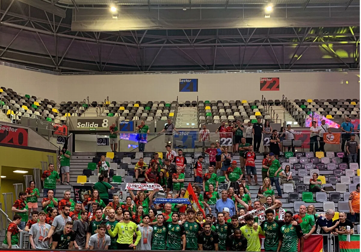 Los jugadores del REBI Cuenca posan con la afición desplazada a Jaén después de la derrota ante el Bathco Torrelavega