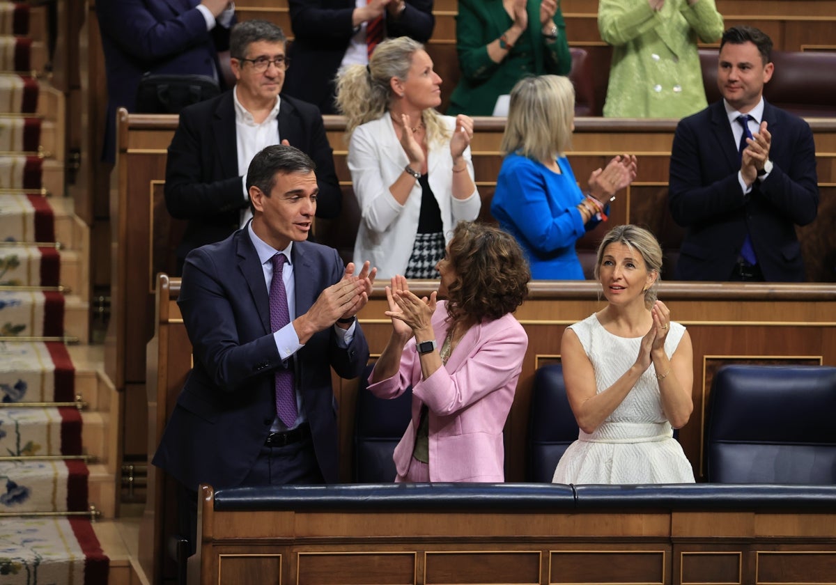 Pedro Sánchez aplaude tras la aprobación definitiva en el Congreso de la ley de Amnistía