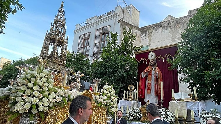 La Custodia del Corpus pasa por el altar eucarístico de la prohermandad de la Salud