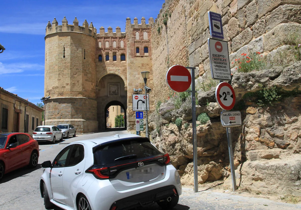 Señales indicando restricciones de circulación en Segovia