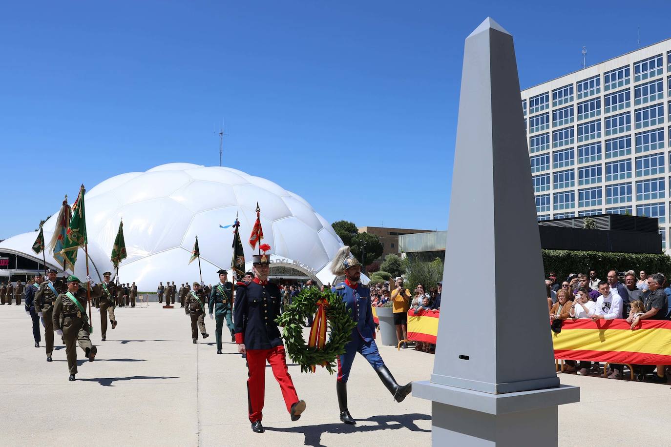 Valladolid rinde homenaje a la Bandera en la celebración del Día de las Fuerzas Armadas