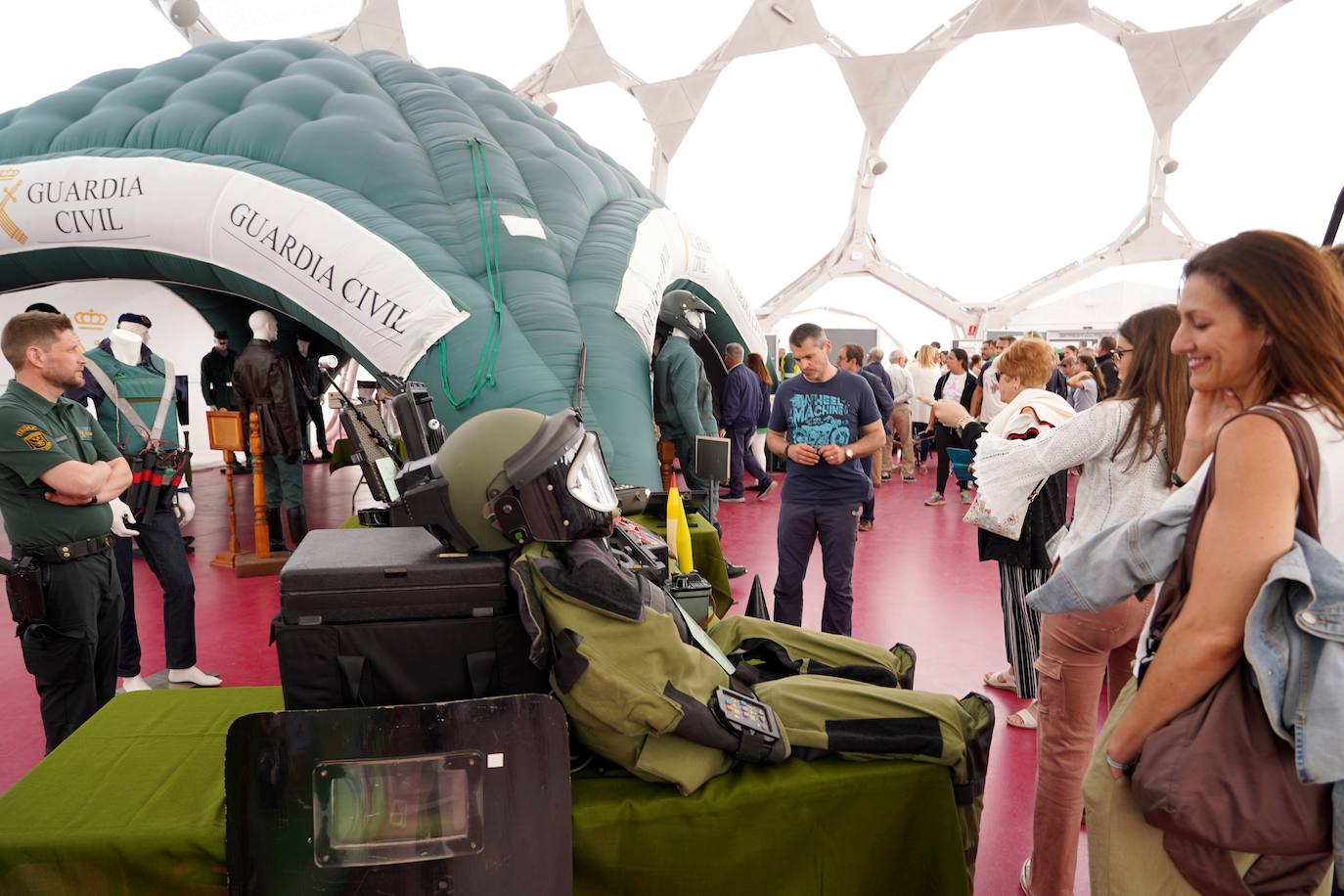Valladolid rinde homenaje a la Bandera en la celebración del Día de las Fuerzas Armadas