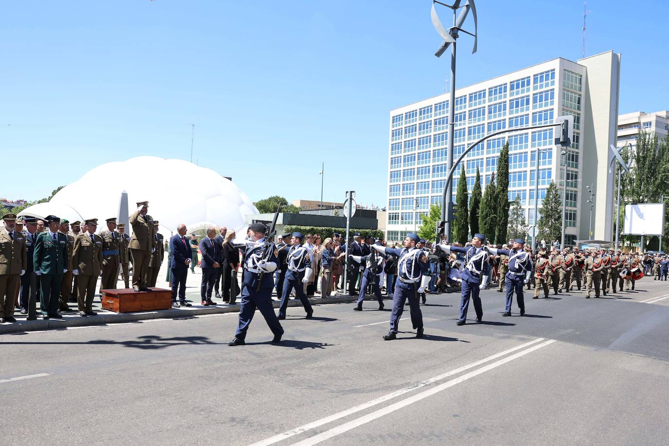 Valladolid rinde homenaje a la Bandera en la celebración del Día de las Fuerzas Armadas