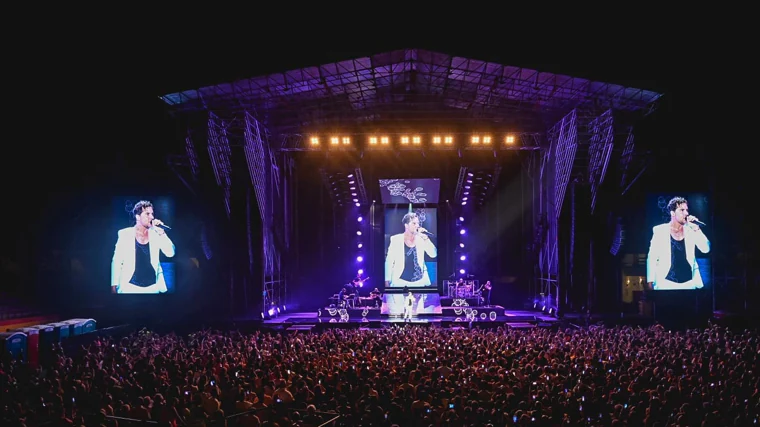 David Bisbal durante una actuación en Cabaret Festival 2023 en Roquetas de Mar