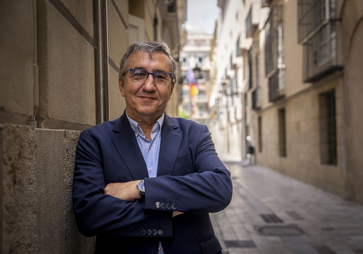 El conseller de Educación, José Antonio Rovira, posa para ABC en el centro histórico de Valencia