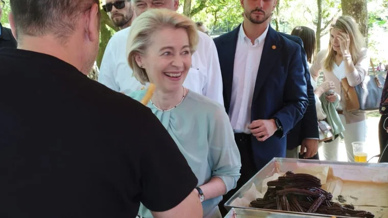 Von der Leyen, tras ser obsequiada con un churro