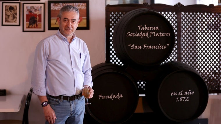 Rafael Serrano, en la Taberna de la Sociedad de Plateros de San Francisco