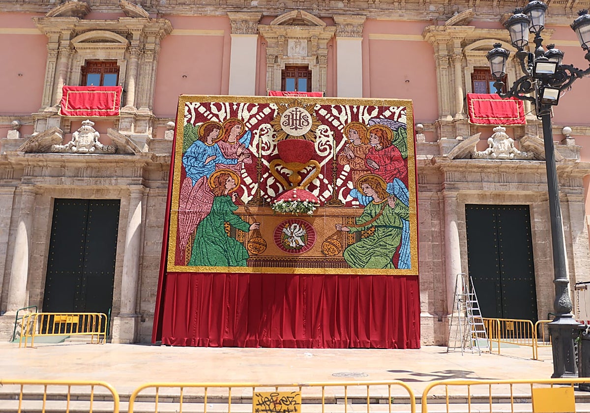 Imagen del tapiz floral preparado por el Corpus de Valencia