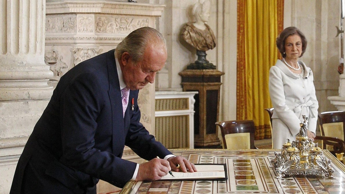 Don Juan Carlos firma su abdicación ante la mirada de Doña Sofía el 18 de junio de 2014