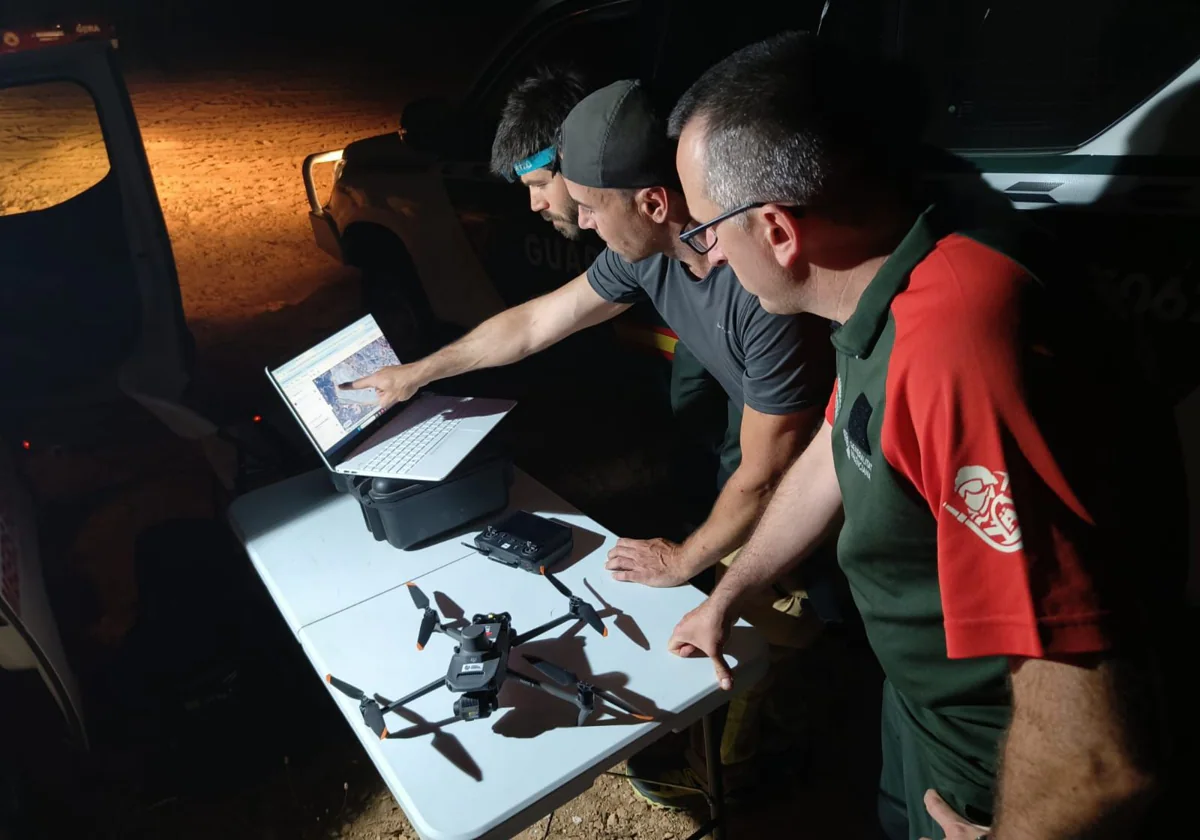 Imagen de una unidad de Bomberos Forestales de la Generalitat participando con drones en las tareas de búsqueda