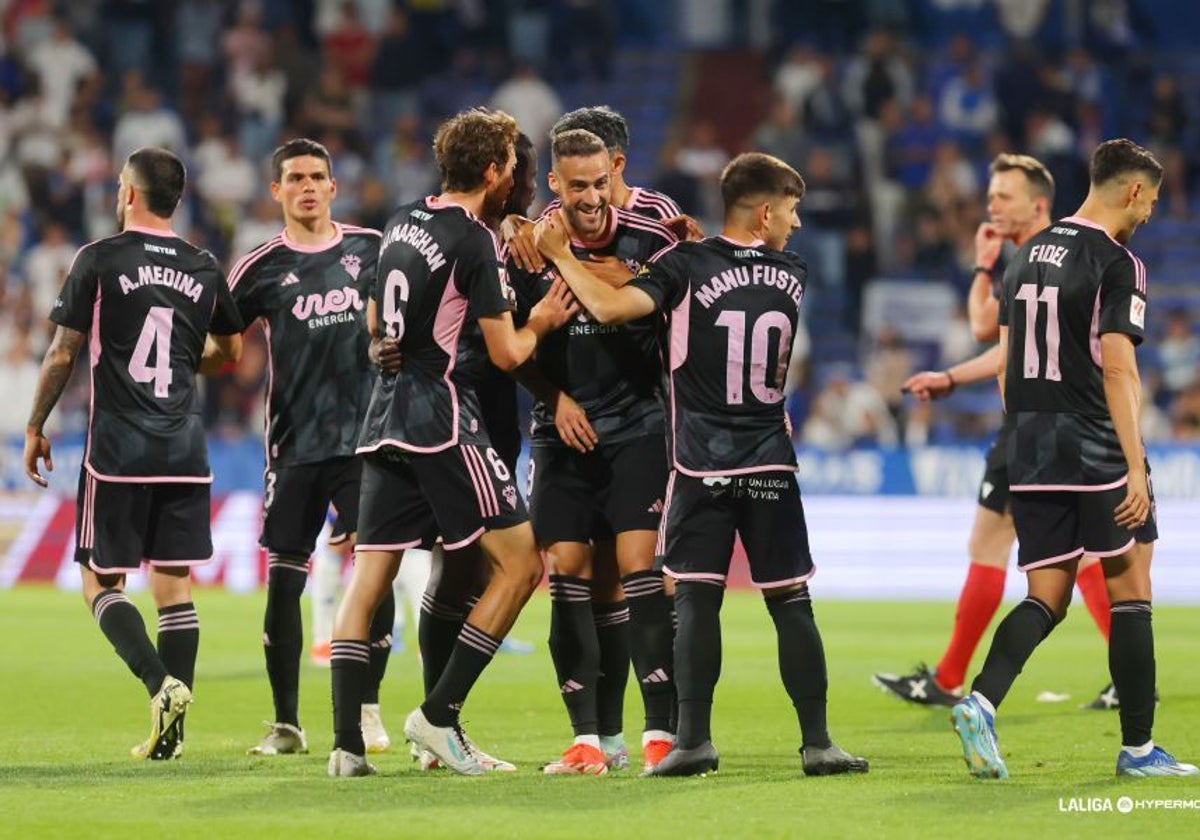 Los jugadores del Albacete Balompié celebran el empate, que llegó tras un centro-chut de Higinio