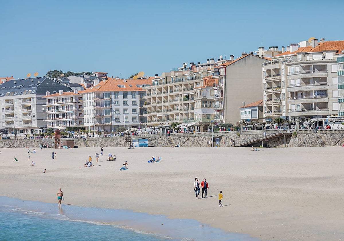 Turistas disfrutan de Sanxenxo durante un Puente de San José