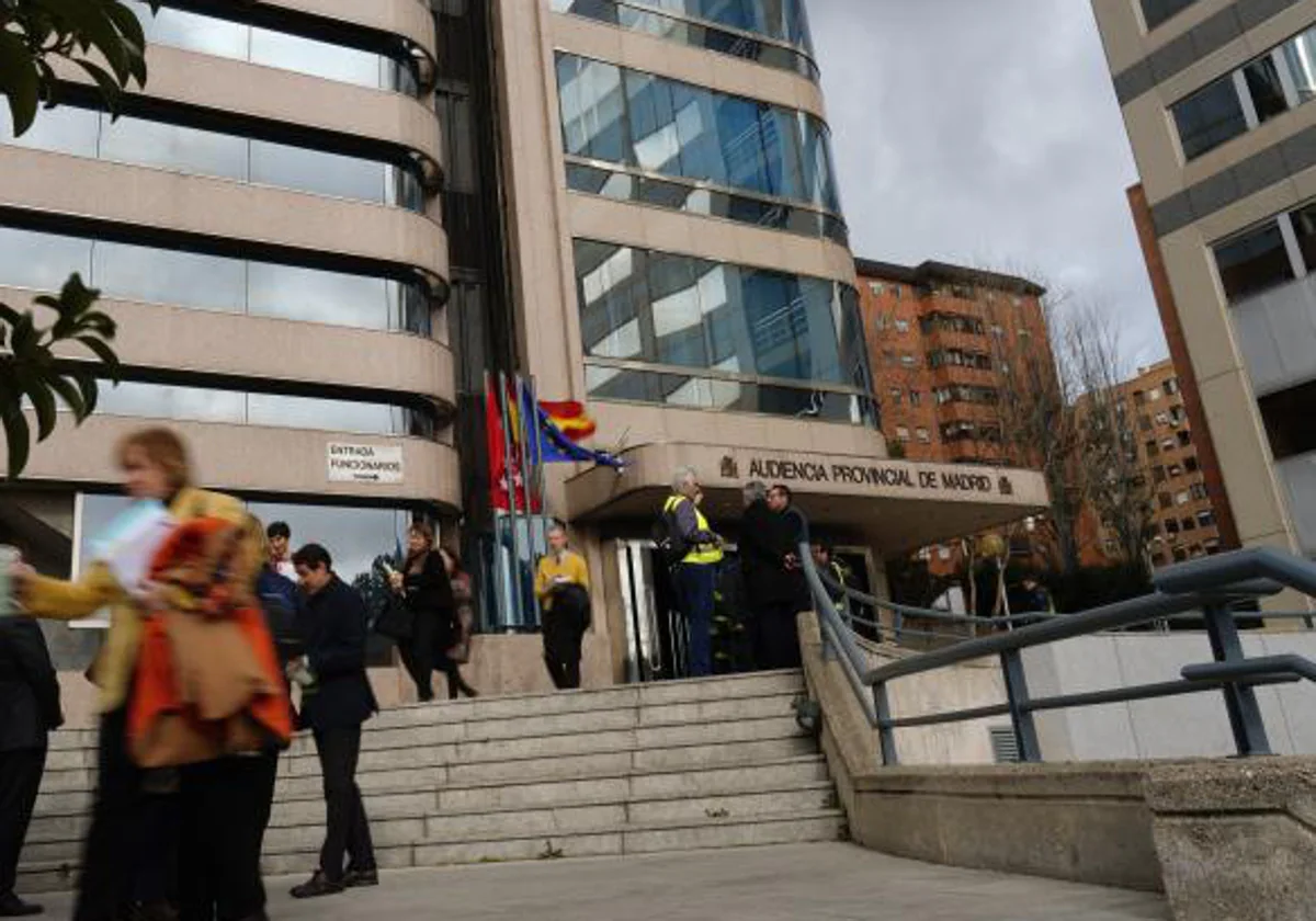 Juzgan a un hombre por agredir a puñetazos a mujeres en el metro y en la  calle en Madrid