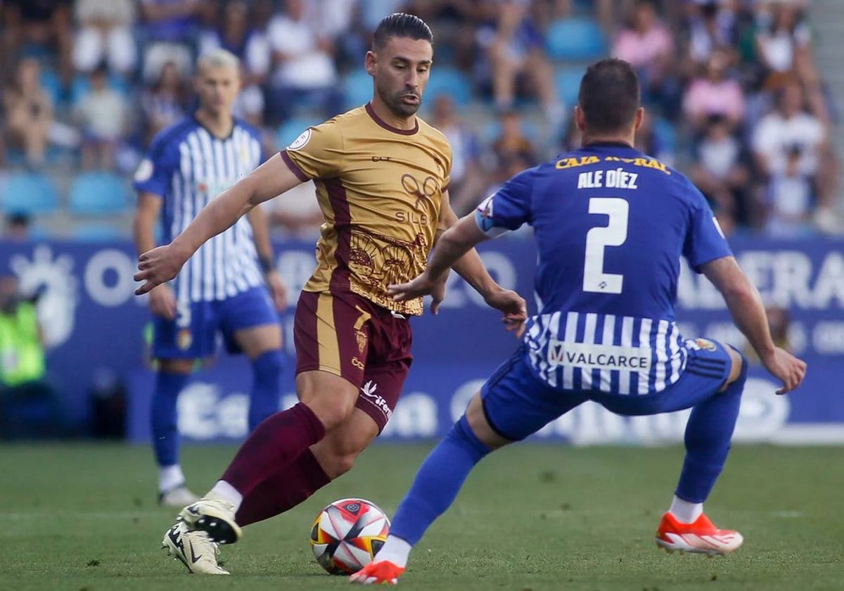 El capitán blanquiverde Kike Márquez durante el partido en Ponferrada