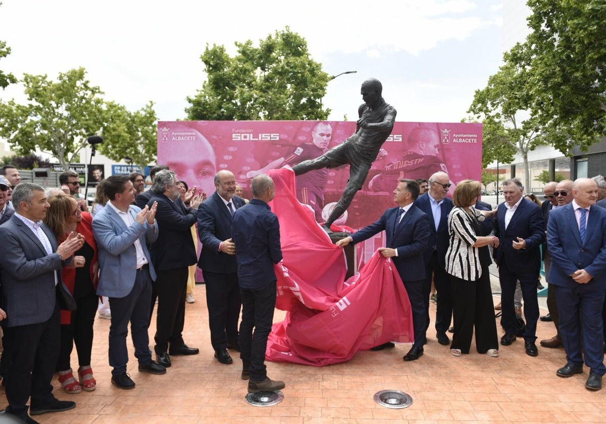 Descubrimiento de la escultura del futbolista Andrés Iniesta en Albacete