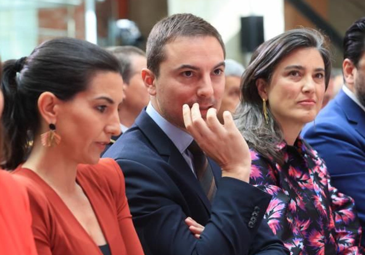 Juan Lobato, entre Rocío Monasterio y Manuela Bergerot