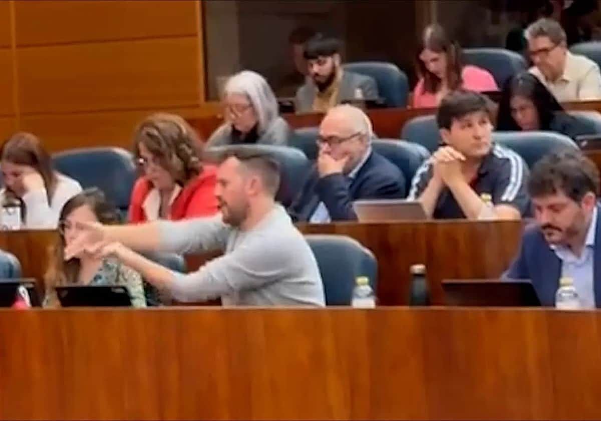 El diputado de Más Madrid Pablo Padilla, cuando simuló que disparaba con una pistola mientras hablaba Ayuso