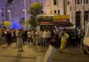 Una pelea entre aficionados y operarios municipales empaña la celebración de la Champions en Cibeles