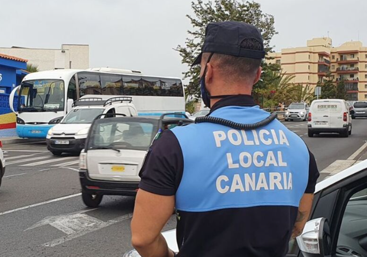 Agente de la Policía Local de Santa Cruz de Tenerife en foto de archivo