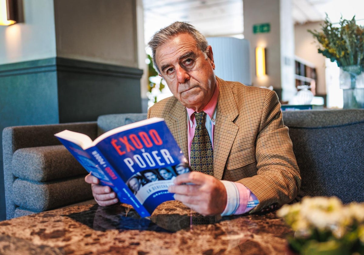 El periodista español Graciano Palomo sostiene su último libro