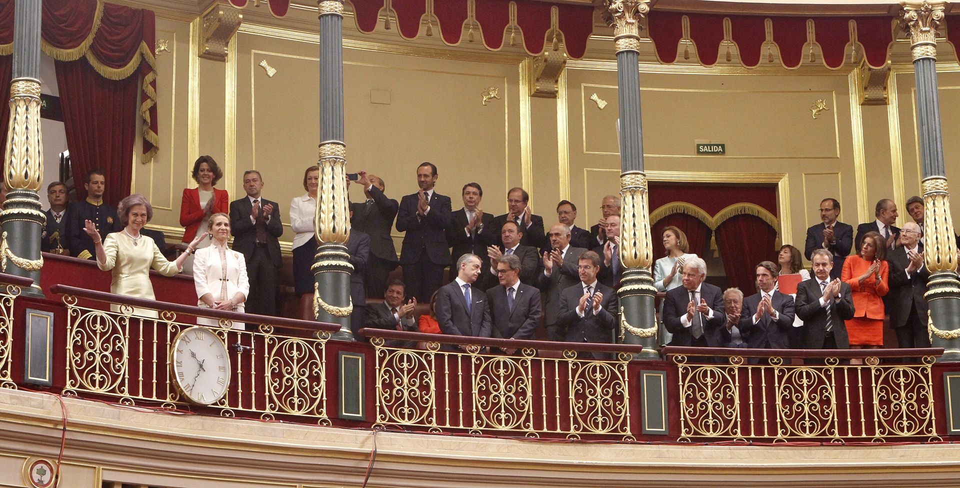 Al inicio del acto, el presidente del Congreso de los Diputados, Jesús Posada, expresó su «sincera, profunda y emocionada» gratitud hasta quien aquel día había sido Rey de España. Tras los aplausos dirigidos a Don Juan Carlos, el presidente quiso también agradecer el papel que durante 37 años había tenido Doña Sofía. «No quiero olvidar en este momento la inestimable colaboración que en esa tarea ha prestado la Reina Doña Sofía». En aquel momento, la ovación fue dirigida a la Reina, quien emocionada se levantó para saludar. En la imagen se puede apreciar cómo todos aplauden menos el presidente de la Generalitat de Cataluña, Artur Mas, y el lendakari Íñigo Urkullu, una acción que fue muy criticada. Durante todo el acto, estas personalidades políticas se mostraron con frialdad a la proclamación.