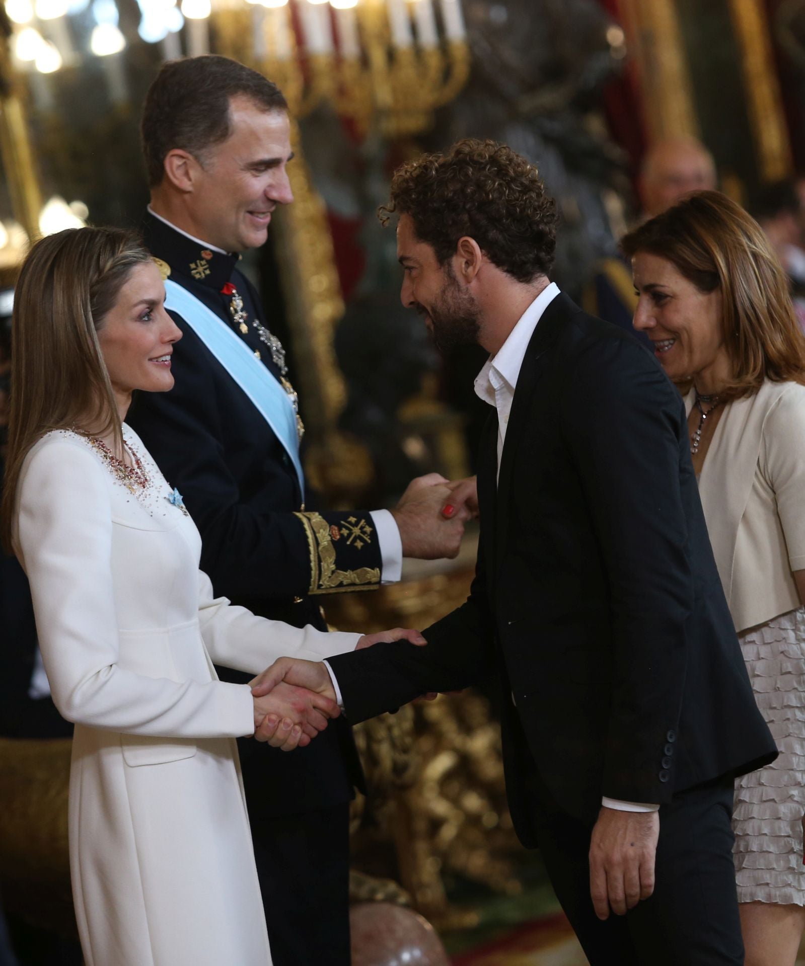 En esta imagen se puede observar a David Bisbal estrechando la mano a Doña Letizia en la recepción del Palacio Real de Madrid. El cantante fue uno de los rostros conocidos del mundo de la música que acudió al besamanos tras la proclamación de Don Felipe como nuevo Rey de España. También asistieron otras personalidades del mundo del deporte, como Pau Gasol o el entonces presidente del Real Madrid, Florentino Pérez. También figuras importantes del toreo, como El Juli o Enrique Ponce.