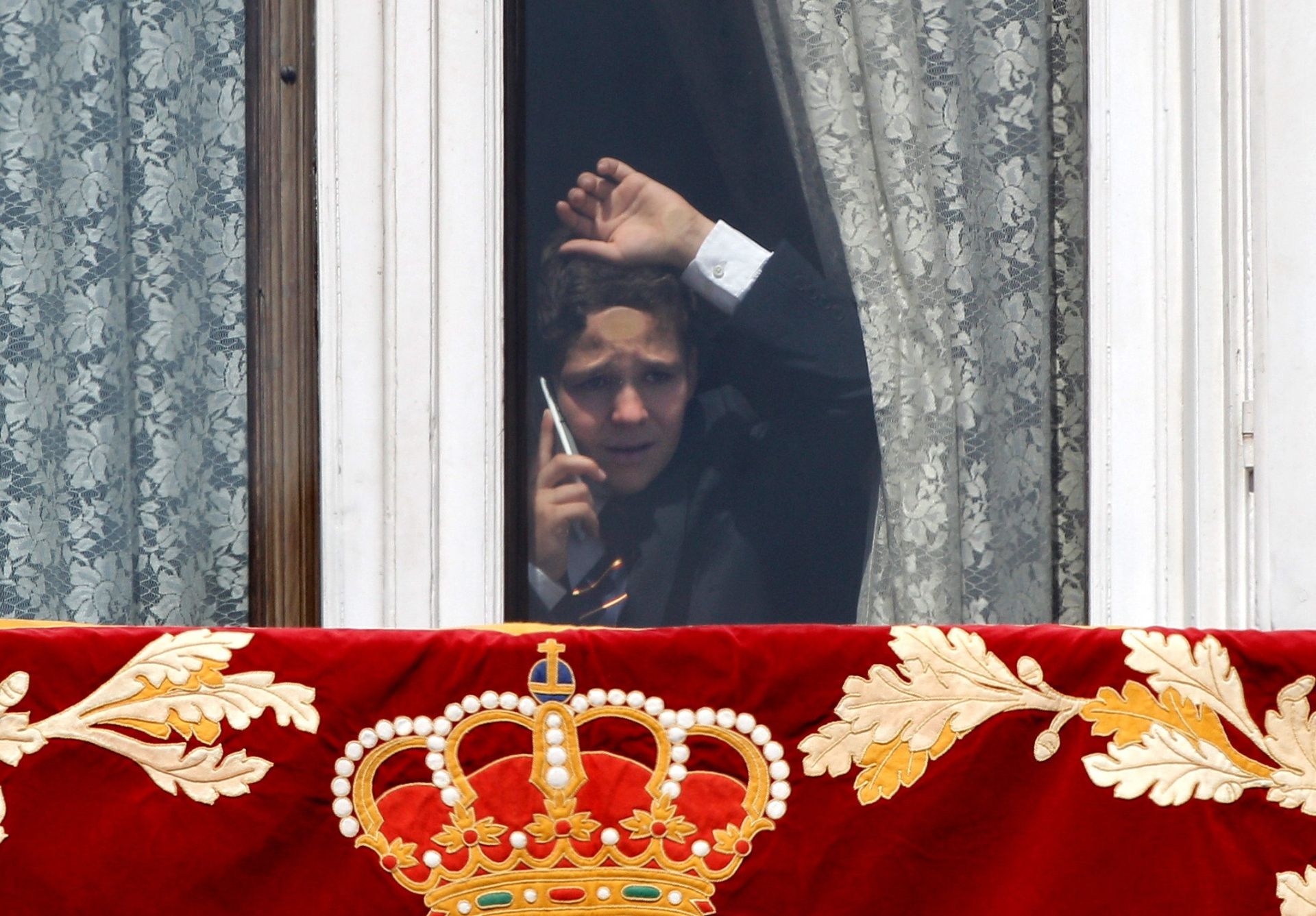 Esta imagen del sobrino mayor de los Reyes, Felipe Juan Froilán, apoyado en uno de los balcones del Palacio Real de Madrid mientras habla por teléfono, y con la mirada dirigida a la Plaza de Oriente, fue una de las más comentadas durante la celebración. También fue muy comentado el momento en el que el hijo mayor de la Infanta Elena se sentó junto a Pau Gasol en el hemiciclo del Congreso al inicio de la jornada.