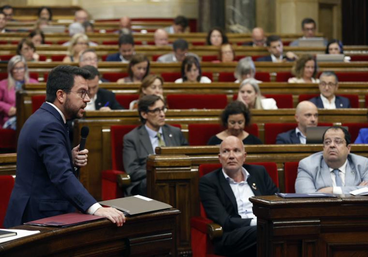 Pere Aragonès, presidente de la Generalitat, en junio de 2023, dirigiéndose a los diputados desde su escaño, con la bancada no independentista al fondo, y dos consejeros del Govern en primer plano