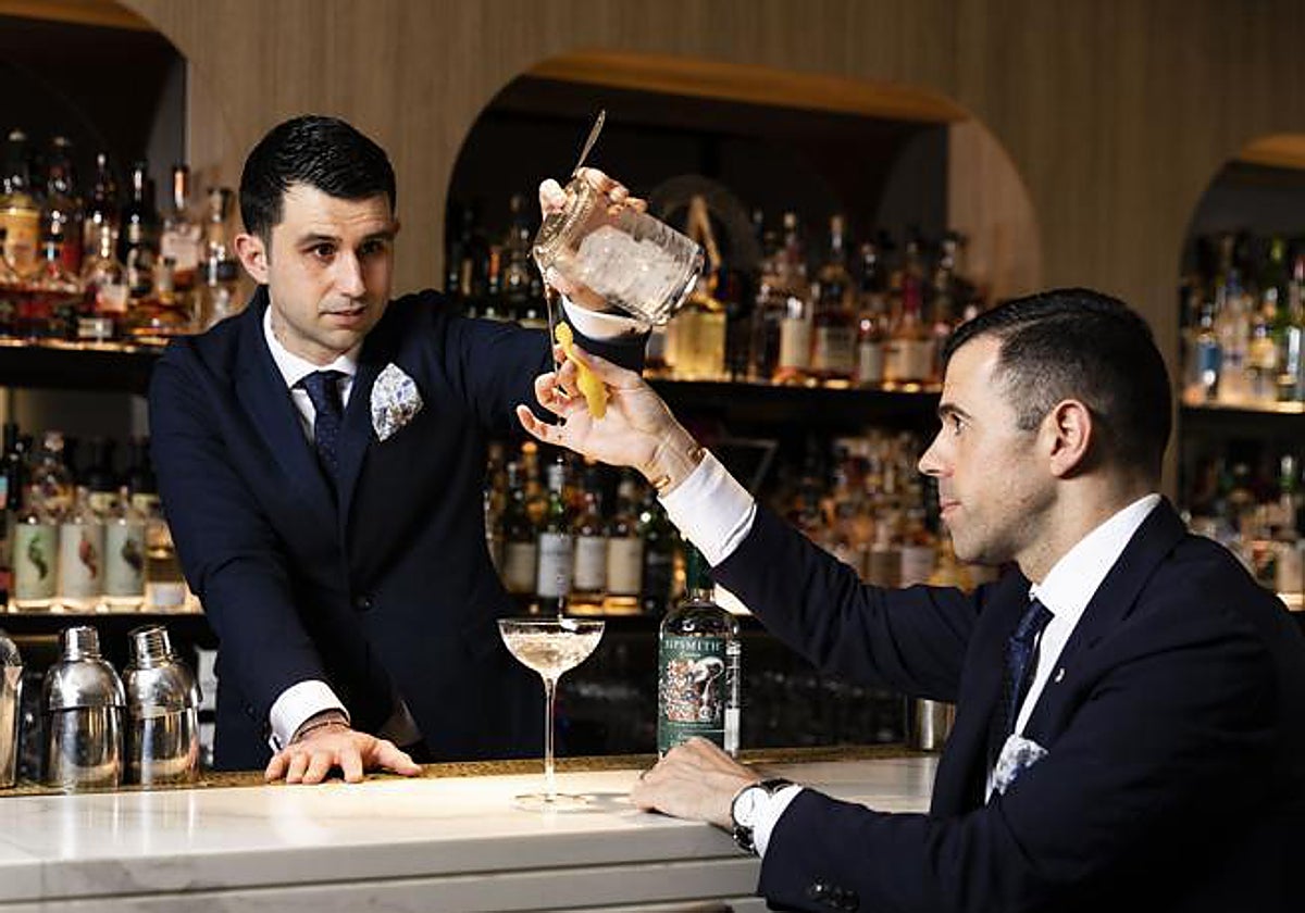 Los maestros Agostino Perrone y Giorgio Bargiani, al frente del Bar Connaught