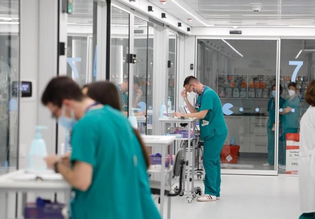 Enfermeros en una UCI de Córdoba