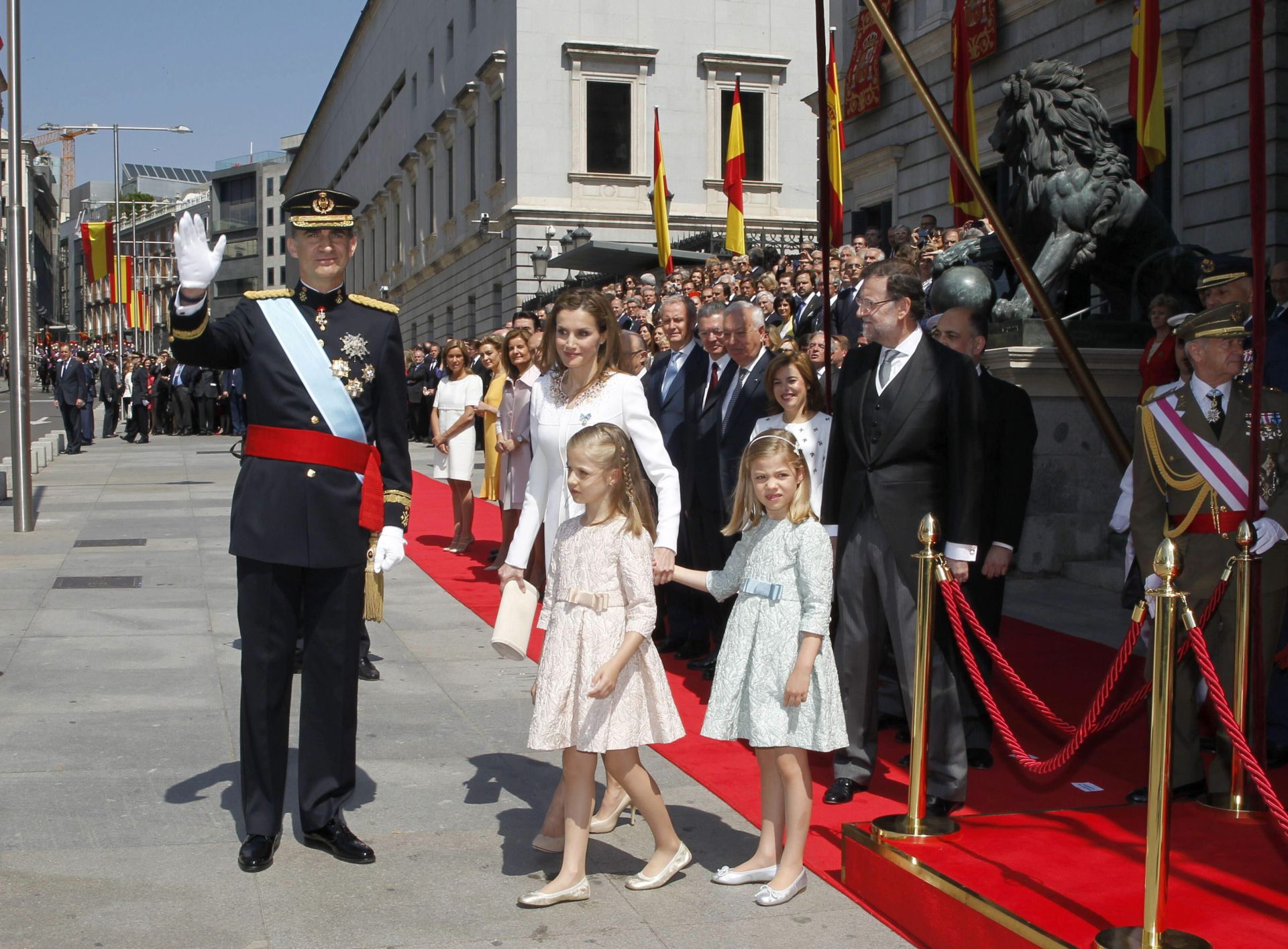 El Rey Felipe VI, junto a la Reina Letizia y sus hijas, la Princesa Leonor y la Infanta Sofía, saludaron después del desfile —en el que participaron unos 800 efectivos de unidades de las Fuerzas Armadas y de la Guardia Civil, al mando de un teniente coronel del Ejército del Aire— que presidieron a las puertas del Congreso, desde la tribuna instalada en la Puerta de los Leones tras la coronación. Cumpliendo con la agenda, los Reyes se dirigieron en un Rolls-Royce Phantom IV descapotable desde el Congreso de los Diputados hasta el Palacio Real de Madrid, escoltados por una sección de caballería de la Guardia Real.