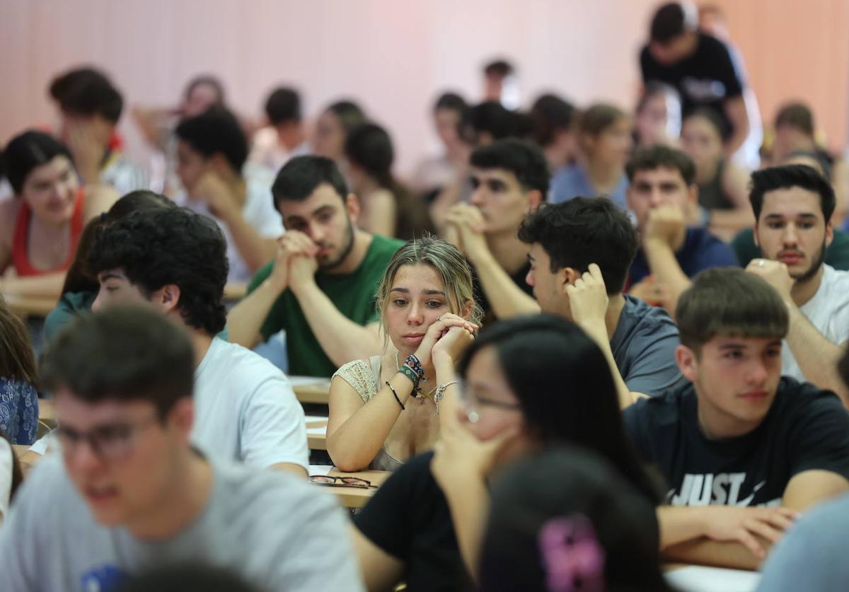Estudiantes antes de comenzar la PEvAU