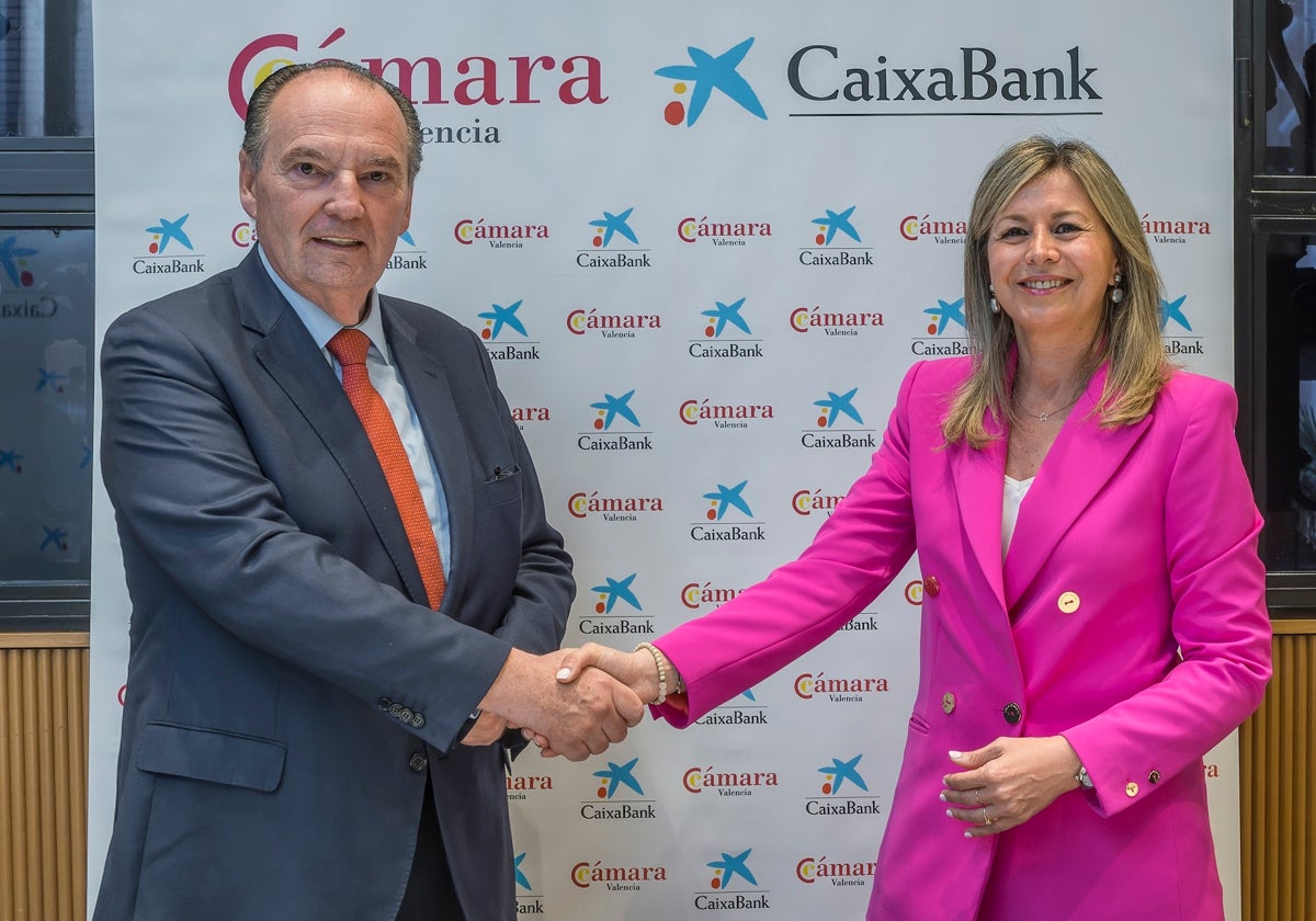 Imagen de la directora de Caixabank en la Comunidad Valenciana, Olga García, y el presidente de Cámara Valencia, José Vicente Morata