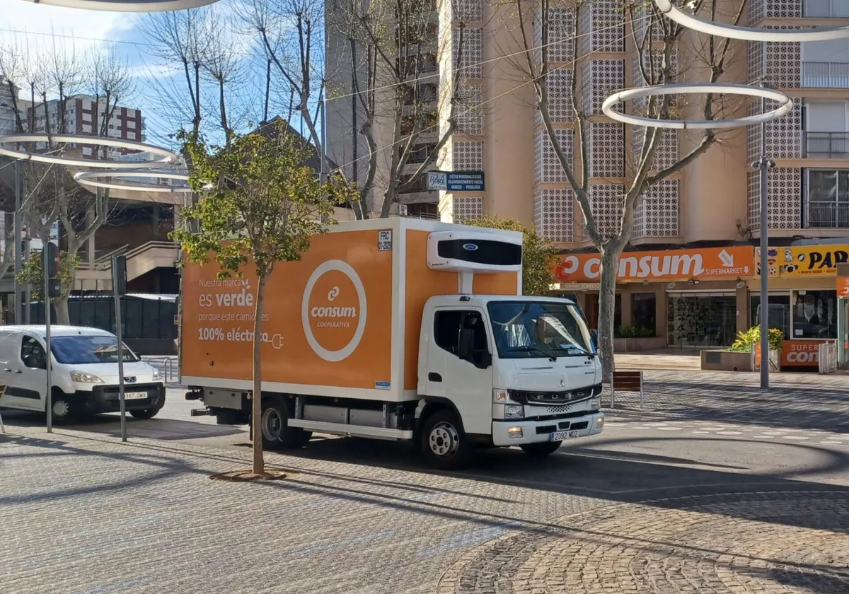 Imagen de uno de los seis camiones 100% eléctricos sirven a las seis tiendas de Benidorm