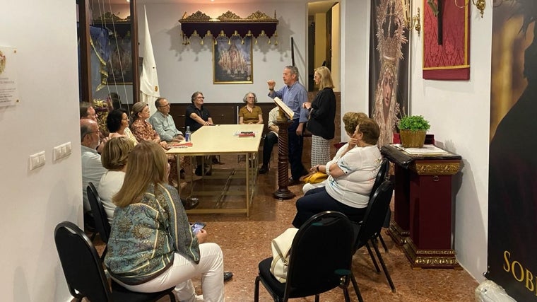 Un instante del curso de lector, en torno a un atril