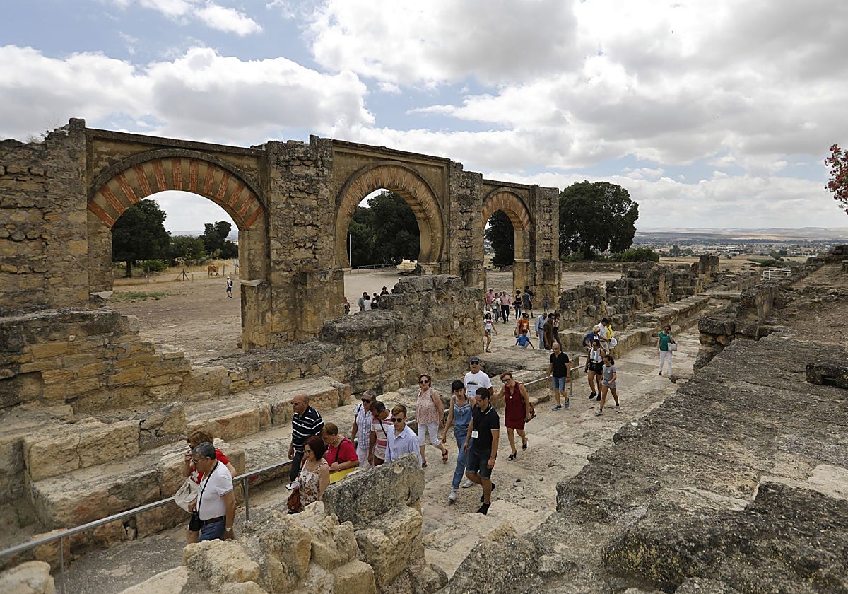Turistas en Medina Azahara