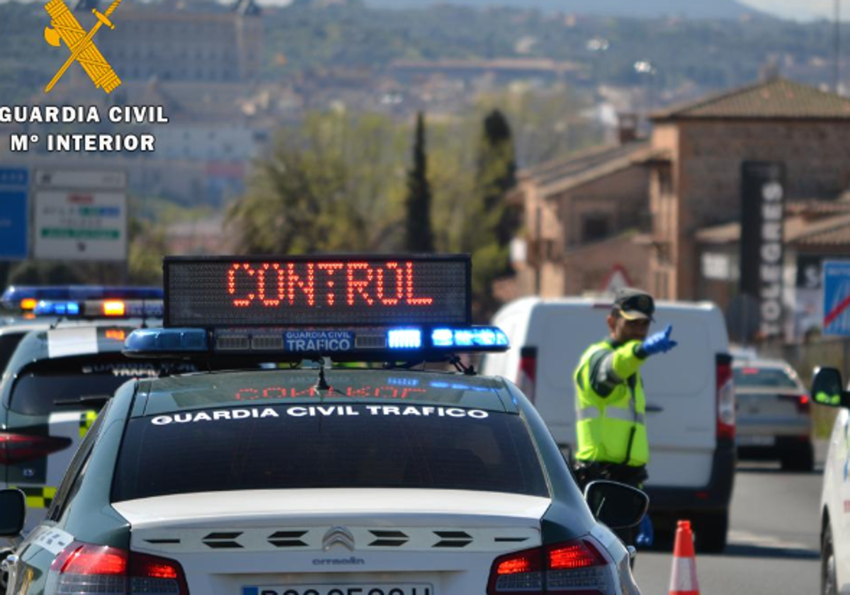 Control de carretera de la Guardia Civil en foto de archivo