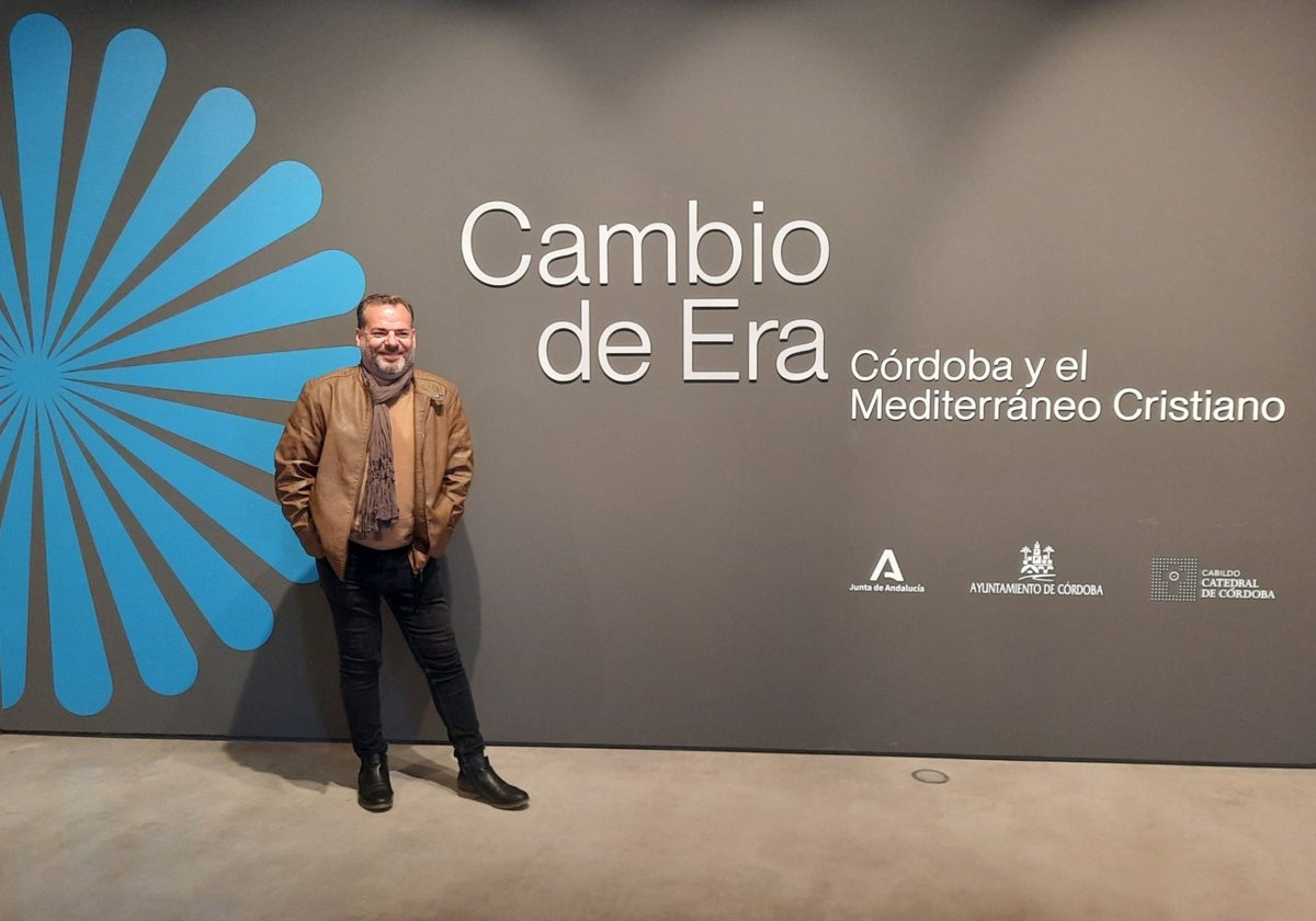 Luis Flores, en su visita a la exposición 'Cambio de era'