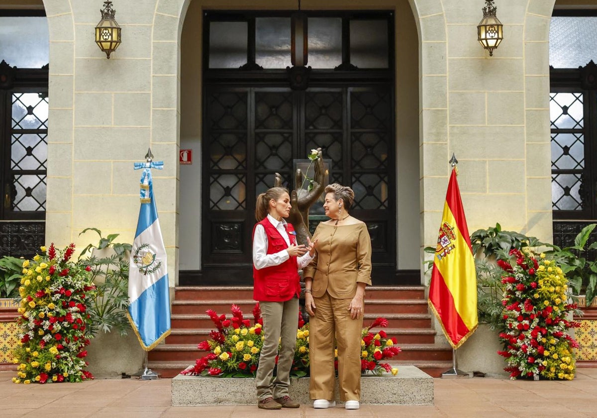 La Reina Letizia, junto a la primera dama guatemalteca, Lucrecia Peinado