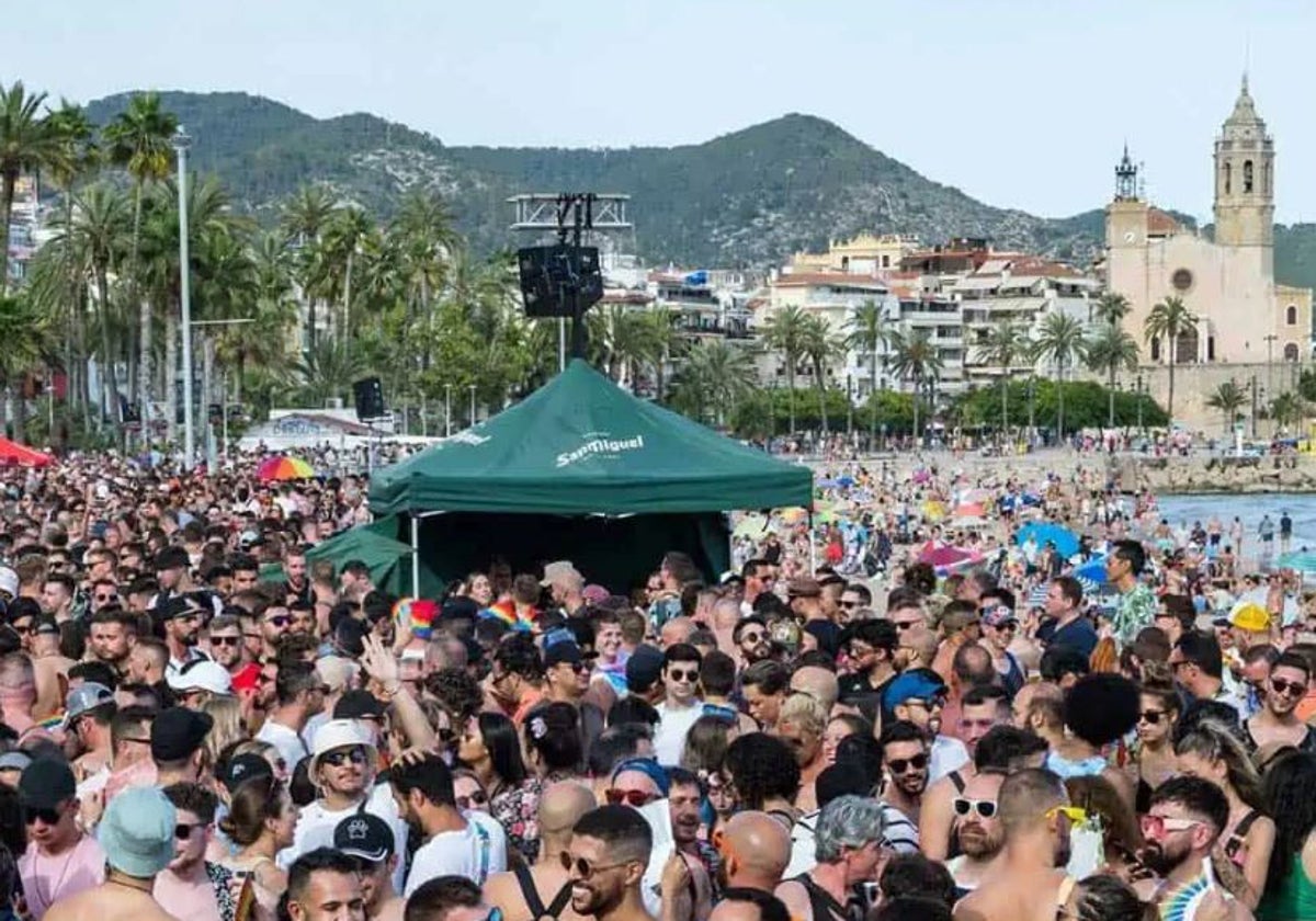 Centenares de asistentes a una de las anteriores ediciones del Pride en Sitges
