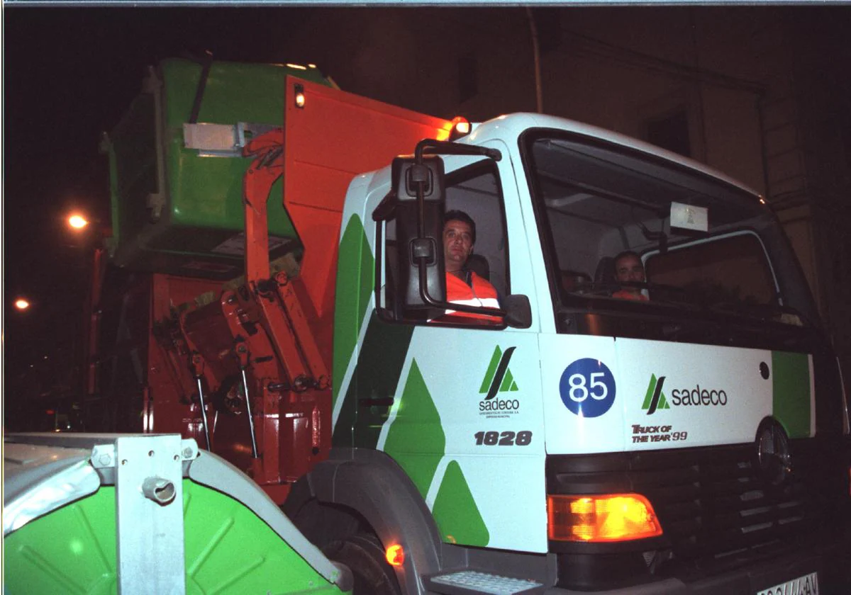 Un trabajador de Sadeco durante la recogida nocturna de basura