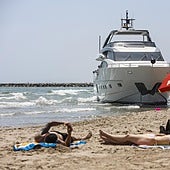 Encalla un yate de lujo británico en Valencia y los tripulantes siguen dentro tres días después